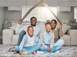 hymyileva perhe turvassa kotona