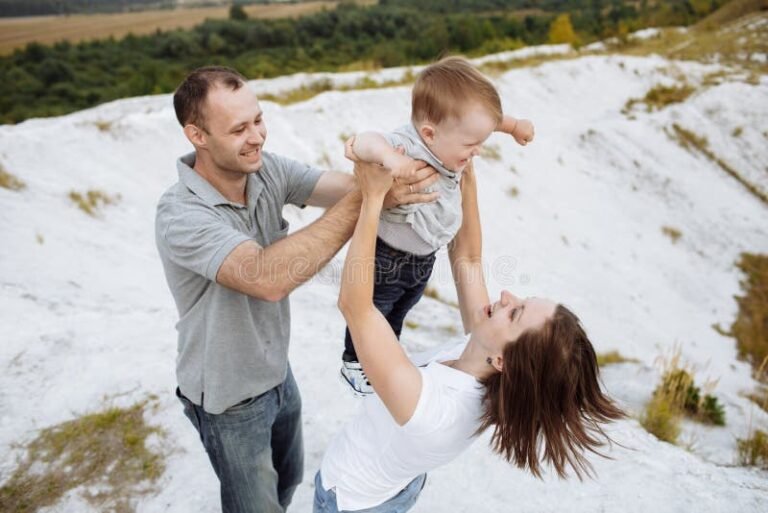 hymyileva perhe ulkona nauttimassa vapaa ajasta