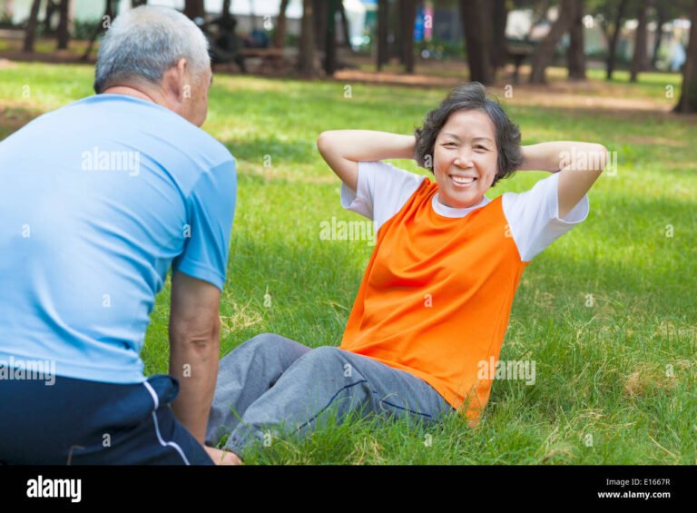 hymyileva seniori tyoskentelee puistossa