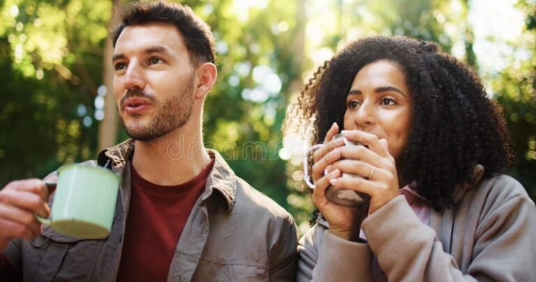 Mitä Et Tarkoittaa Suomen Kielellä 22 hymyilevat ihmiset keskustelevat luonnossa