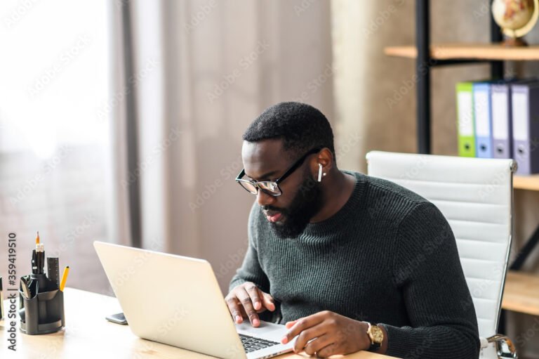 ihminen kayttamassa kannettavaa tietokonetta