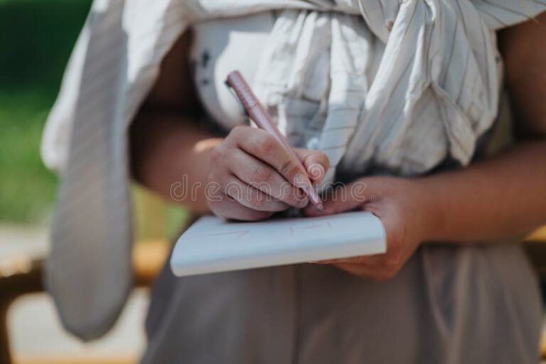 ihminen miettii ja kirjoittaa muistiinpanoja