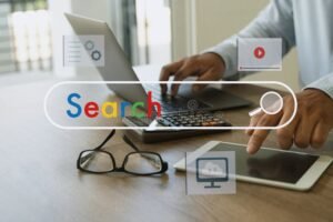 ihminen selaa tyopaikkasivustoa kannettavalla