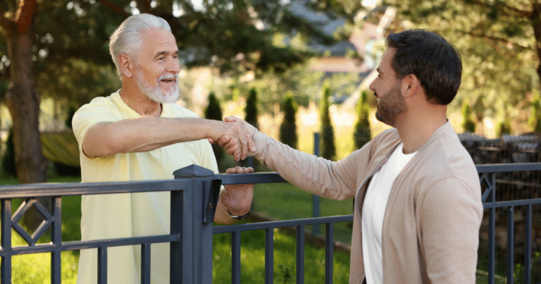 ihminen tervehtii toista ystavallisesti ulkona