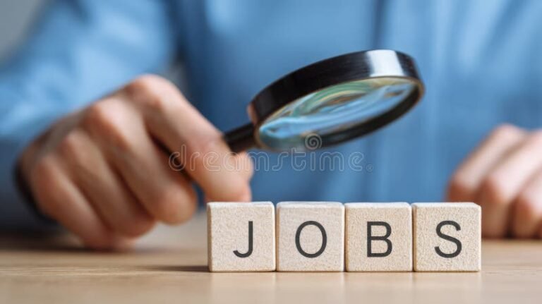 ihminen tutkii erilaisia uravaihtoehtoja