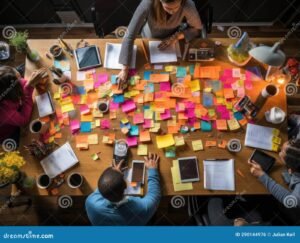 ihmiset ideointisessiossa varikkaiden muistiinpanojen kanssa