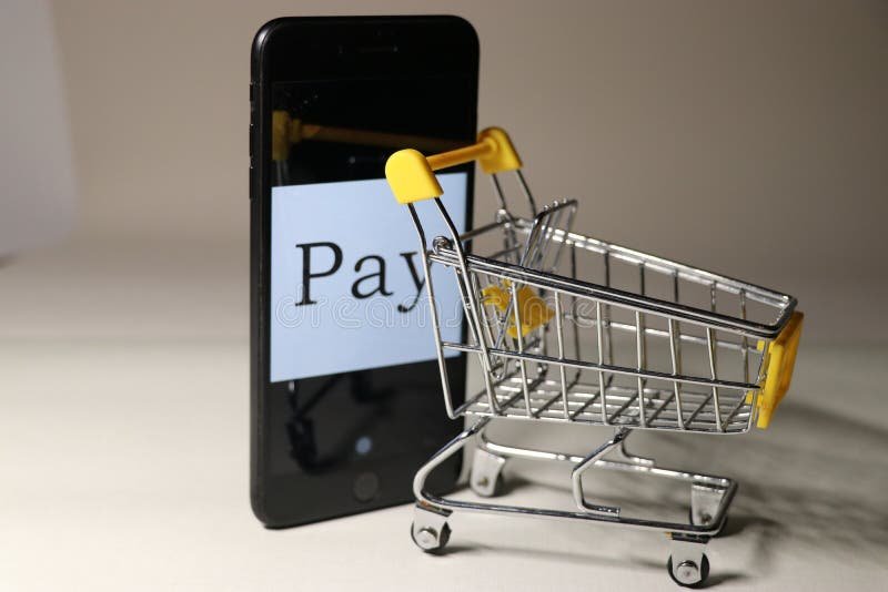 ihmiset kayttavat mobiililaitetta ostoksilla