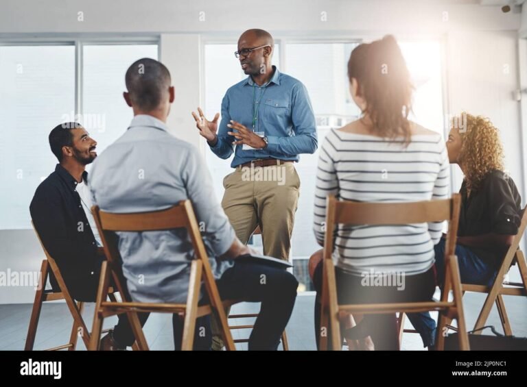 ihmiset keskustelemassa tyontekijan kanssa toimistossa