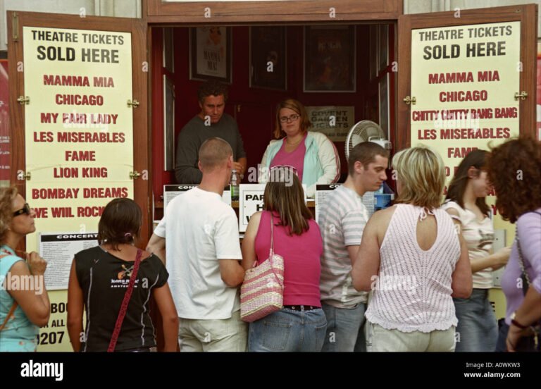 ihmiset ostamassa lippuja konserttikioskilla