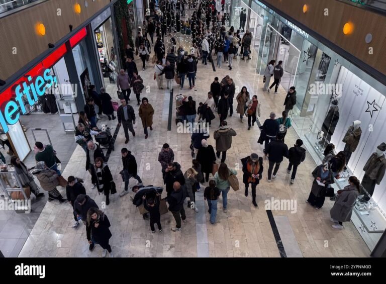 ihmiset ostoskeskuksessa black friday alennusmyynneilla