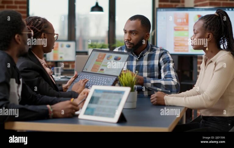 ihmiset tyoskentelemassa yhdessa digitaalisen nayton aarella