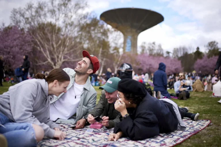Miten Iso Omena Auki -tapahtuma vaikuttaa lähialueeseen 10 ihmisia nauttimassa ulkoilmatapahtumassa iso omenassa