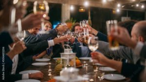 iloinen juhlavaki nostaa maljoja yhdessa