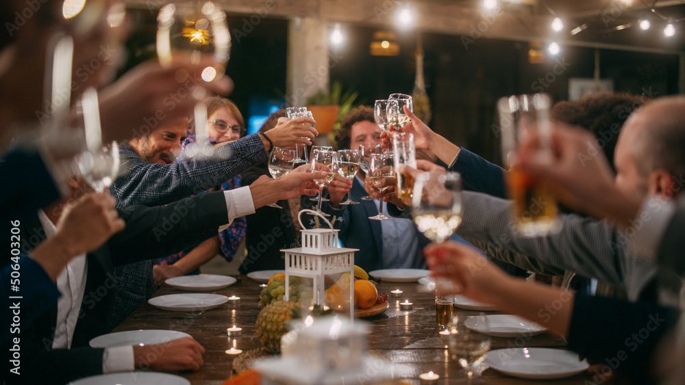 Kuinka Paljon Tarjoilua Tarvitaan Ylioppilasjuhlissa 2 iloinen juhlavaki nostaa maljoja yhdessa