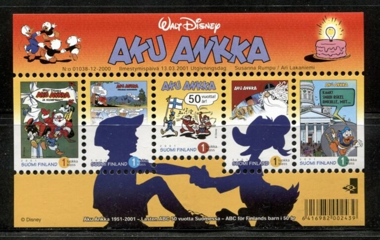 iloiset kerailijat selaamassa aku ankka lehtia