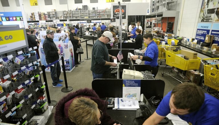 iloiset tyontekijat k ryhman myymalassa