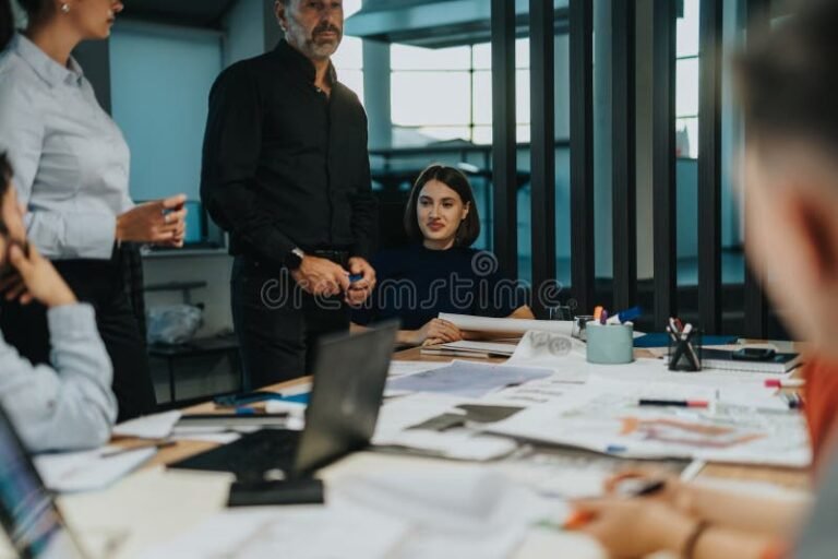 innovatiivisia ihmisia aivoriihtamassa modernissa toimistossa