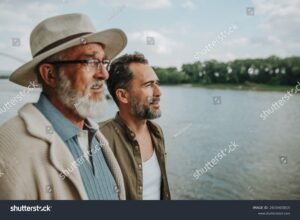 isa ja poika luonnon keskella yhdessa