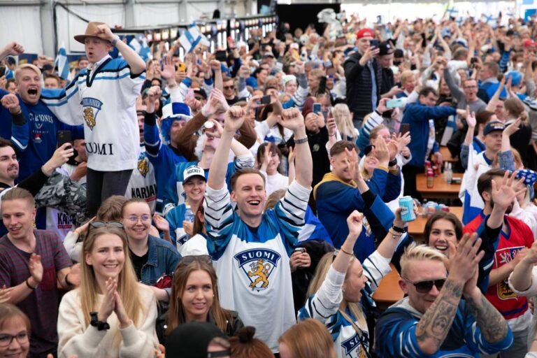 jaakiekko ottelu ja iloiset fanit katsomossa