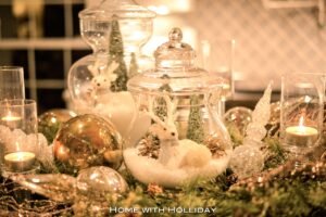 jouluinen asetelma lasipurkissa kynttiloilla