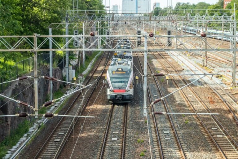 juna saapumassa helsingin asemalle kesapaivana
