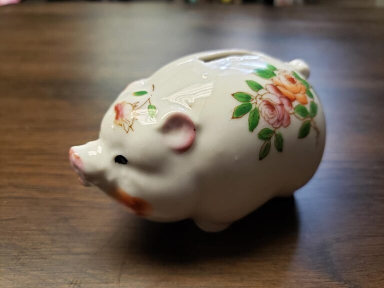 kadet avaamassa perinteista possumuotoista saastopossu