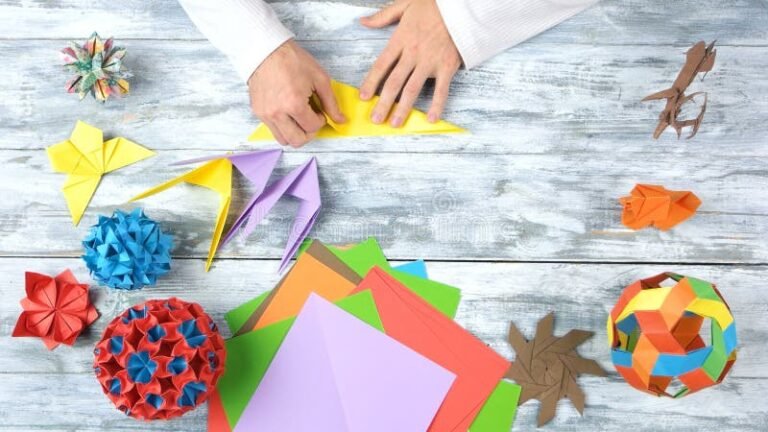 Miten Tehdä Itse Pop Up Kortti Helposti 3 kadet taittelemassa varikasta paperia