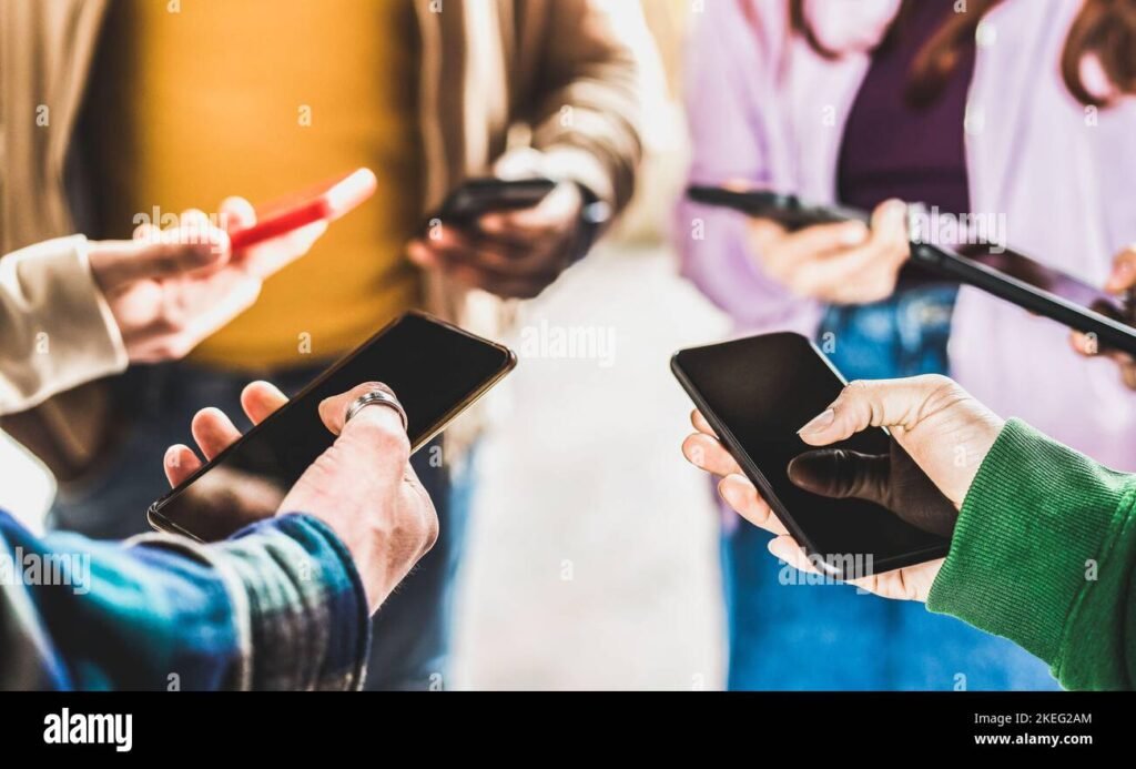 Miten Myyn Vanhan Puhelimeni Turvallisesti Verkossa 2 kadet vaihtamassa alypuhelinta myyntitapahtumassa