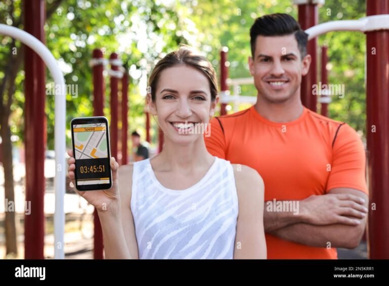 kaksi alypuhelinta joissa nakyy urheilussovellukset