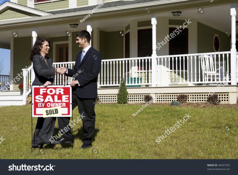 kaksi ihmista kattelemassa asuntokaupan yhteydessa