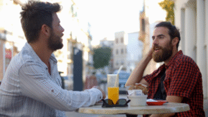 kaksi miesta keskustelemassa ulkona