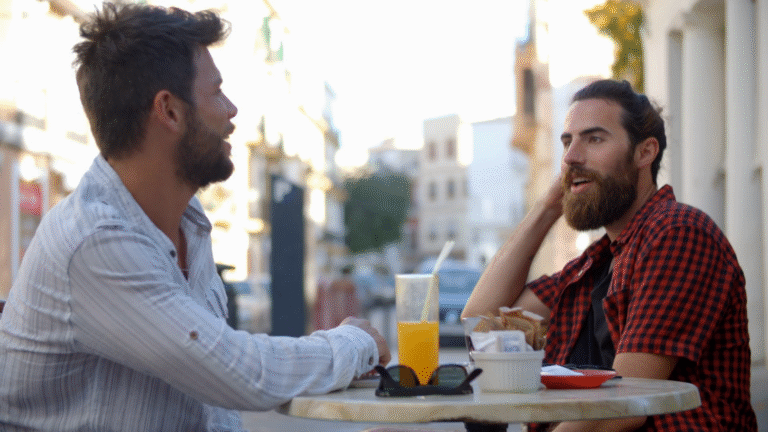 kaksi miesta keskustelemassa ulkona