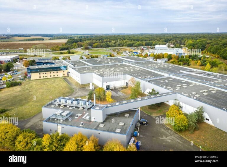 kaksi teollisuustornia yhdistyvassa maisemassa