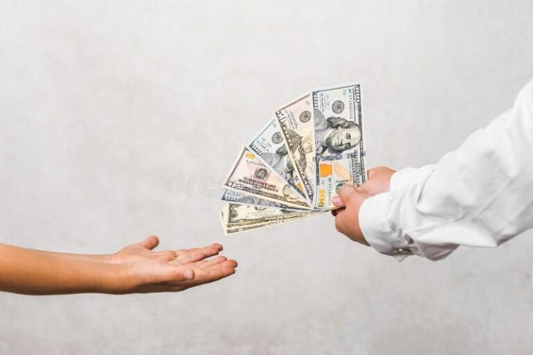 kasi ojentamassa seteleita toiselle henkilolle