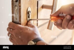 kasi vaihtaa avaimia kodin ovella