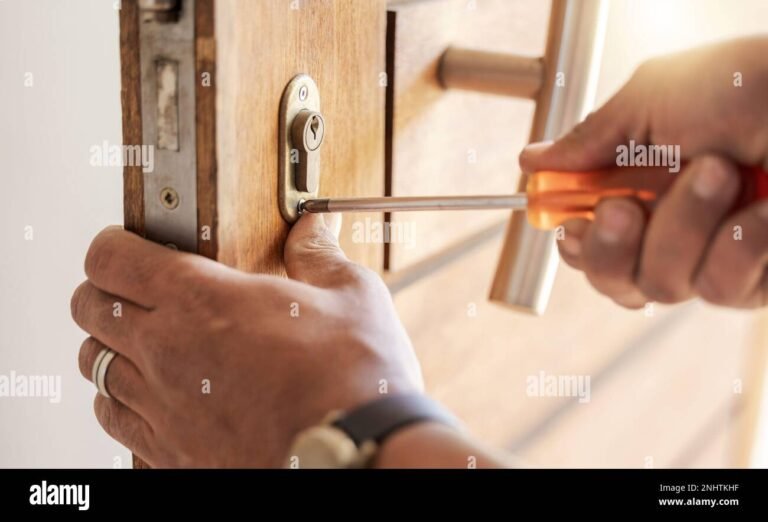 Mitä Varainsiirtoveroa Maksetaan Asunnon Lunastuksesta Avopuolisolta 1 kasi vaihtaa avaimia kodin ovella