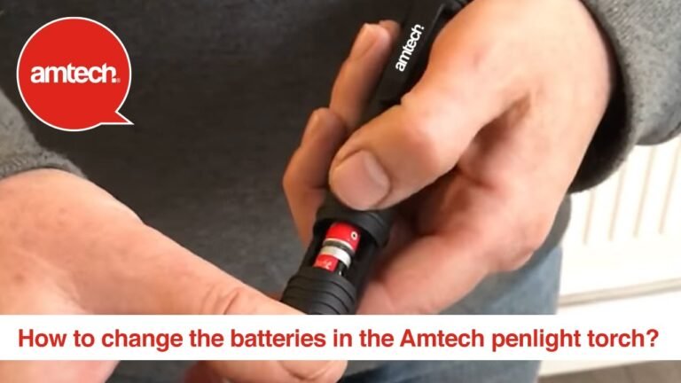 kasi vaihtamassa paristot taskulamppuun