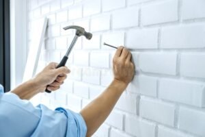 kasityolainen tyossaan kodin remontissa