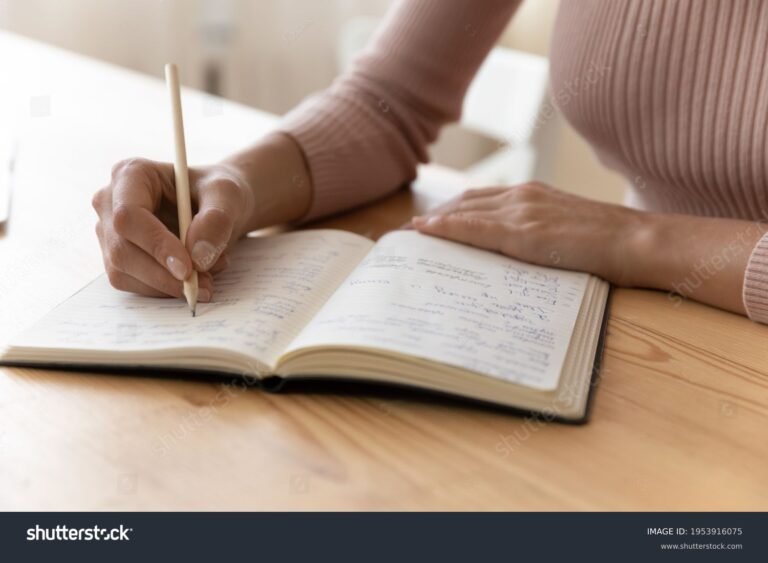 Miten Kirjoittaa Hyvä Asunnon Ostotarjous Esimerkki 10 kasivarainen kasi kirjoittamassa tarjousta poydan aaressa