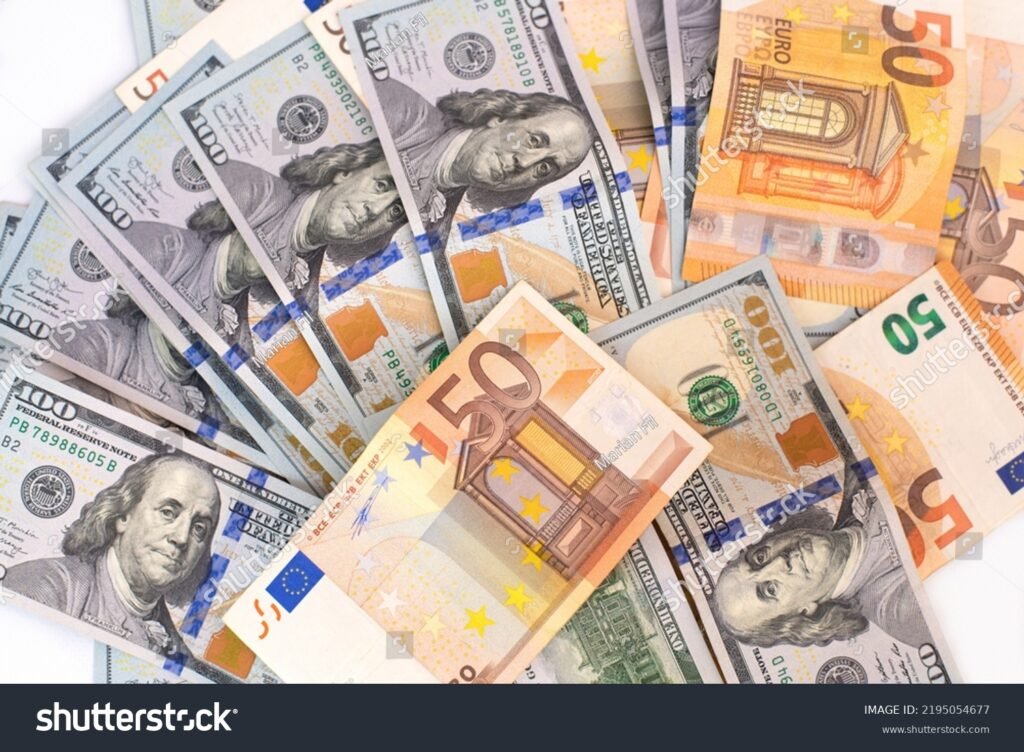 kateinen euro ja dollari rinnakkain