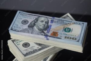 kateinen raha pino poydalla