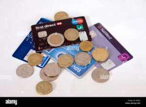 kateinen setelit ja pankkikortti yhdessa