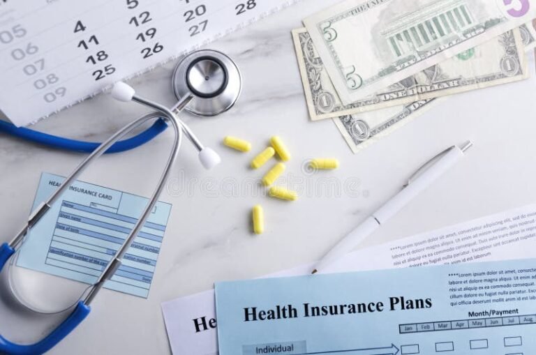 kateiskortti ja vakuutuspaperit poydalla