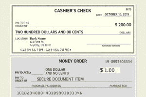 kateista kasitteleva pankkivirkailija tarkastaa tileja