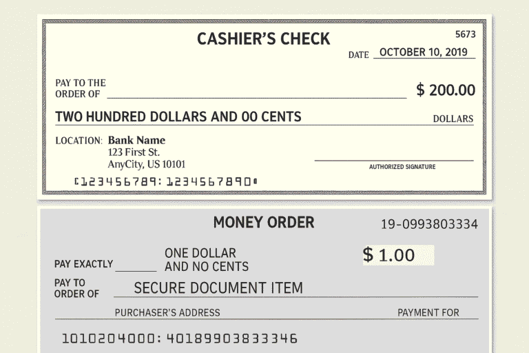 kateista kasitteleva pankkivirkailija tarkastaa tileja