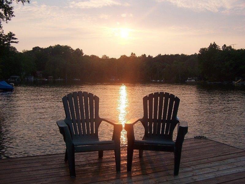 kaunis mokki jarven rannalla auringonlaskussa