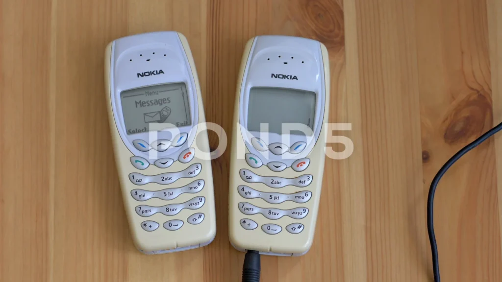 klassiset nokia puhelimet poydalla retrovalaistuksessa