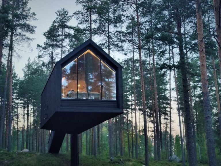 kodikas suomalainen koti ikkunan edessa