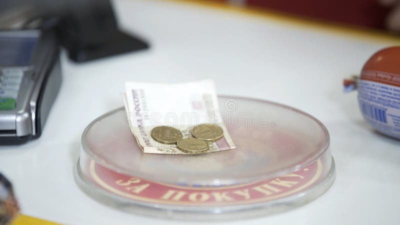 kolikkoja ja seteleita myymalan kassalla