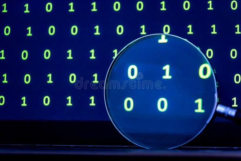 koodinpatkia tietokoneen naytolla illalla